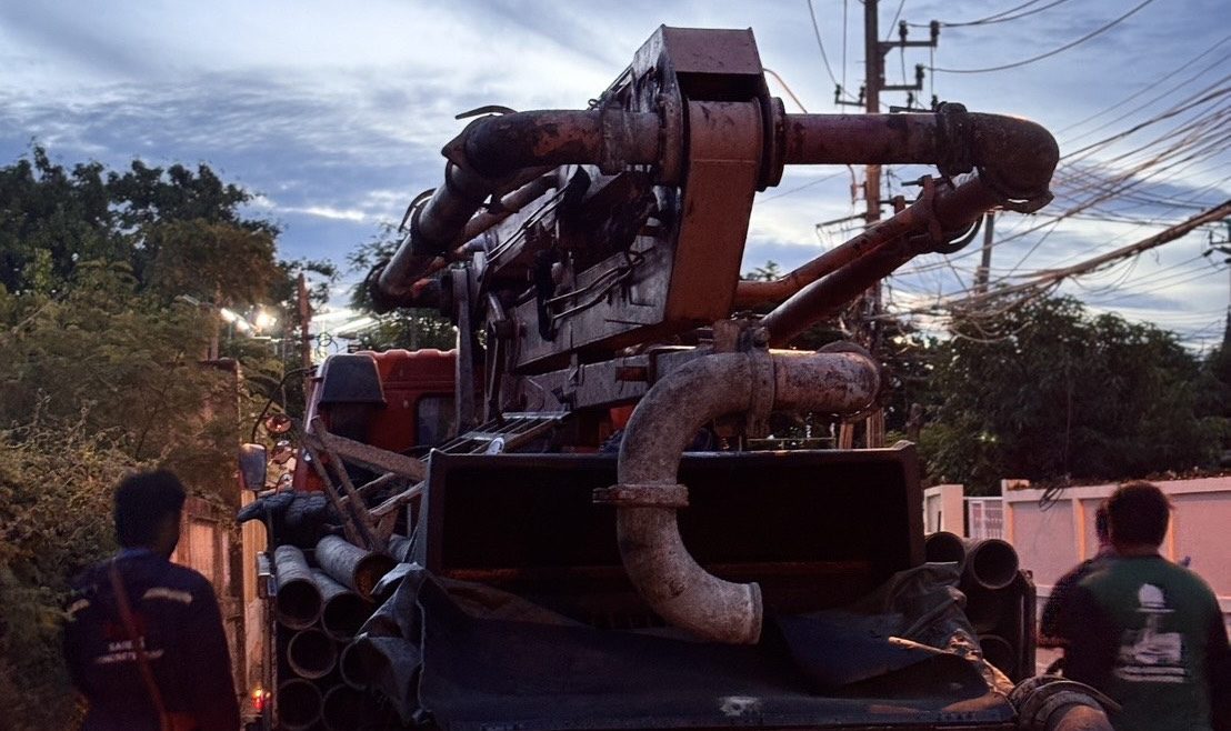 เช่าปั๊มคอนกรีต ซอย สุขาประชาสรรค์ 2 ปากเกร็ด นนทบุรี เทพื้นถนน ซอย สุขาประชาสรรค์ 2 ปากเกร็ด นนทบุรี 23.5 คิว รูปที่ 1 Sannki Thai