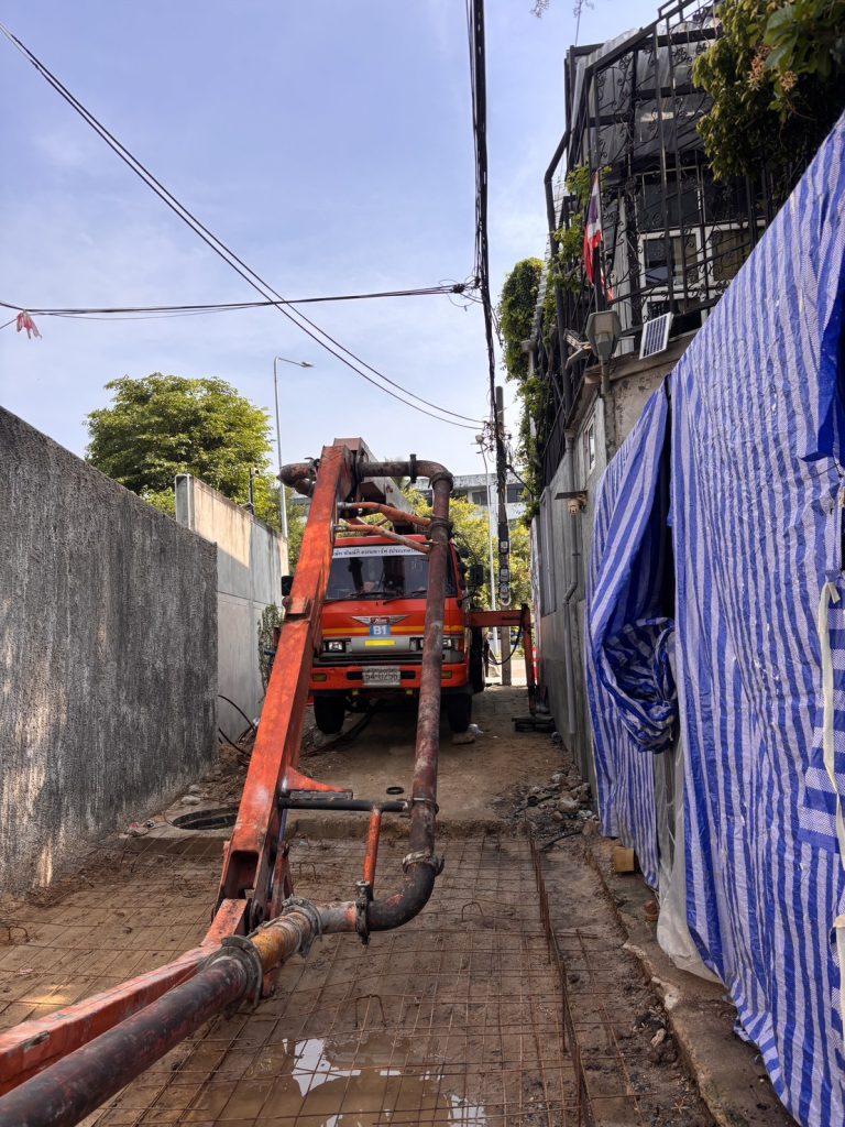 เช่าปั๊มคอนกรีต พหลโยธิน 49 ลาดยาวจตุจักร เทพื้นถนน พหลโยธิน 49 ลาดยาวจตุจักร 25 คิว รูปที่ 1 Sannki Thai